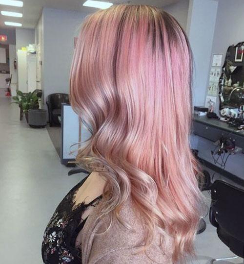 Нежно розовые волосы с темными корнями. Цвет волос розовое золото