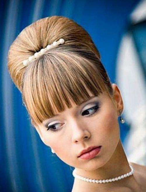 Прическа с прямыми волосами и начесом. Прически с начесом и челкой на собранные волосы (с фото)