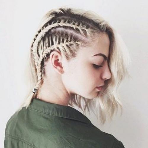 Самые легкие, но красивые прически. Высокая прическа Высокая прическа, при этом легкая и стильная – это буквально спасательный круг для всех модниц летом. 04 Самые легкие, но красивые прически. Высокая прическа Высокая прическа, при этом легкая и стильная – это буквально спасательный круг для всех модниц летом. 04