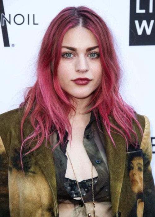 Кончики волос розового цвета. Розовые пряди на темных волосах