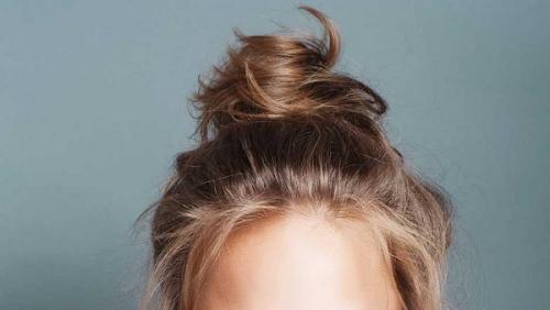 Убирать волосы на ночь. Чтобы утром выглядеть сногсшибательно, засыпай с пучком на голове! Вот это номер…