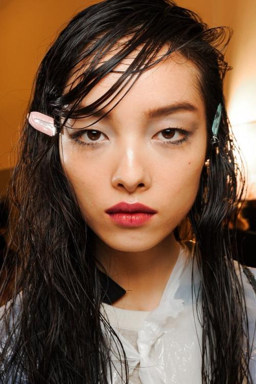 Красиві зачіски на середнє волосся. Красивые причёски для особых случаев 27