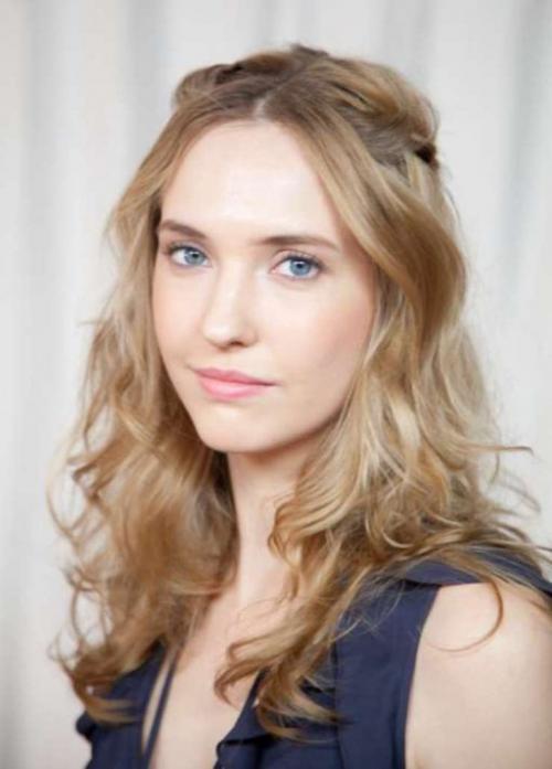 Зачіски на середнє волосся локони. Прически с кудрями: как создать привлекательные локоны и завитки? 77 фото самых стильных идей