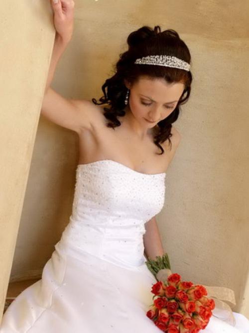 Свадебные прически на короткие волосы с диадемой. Свадебные прически с диадемой на средние распущенные волосы