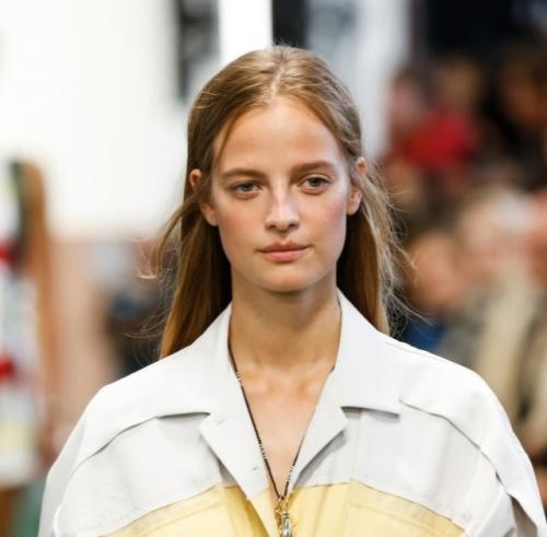 Красиві зачіски на середнє волосся. Красивые причёски для особых случаев 28