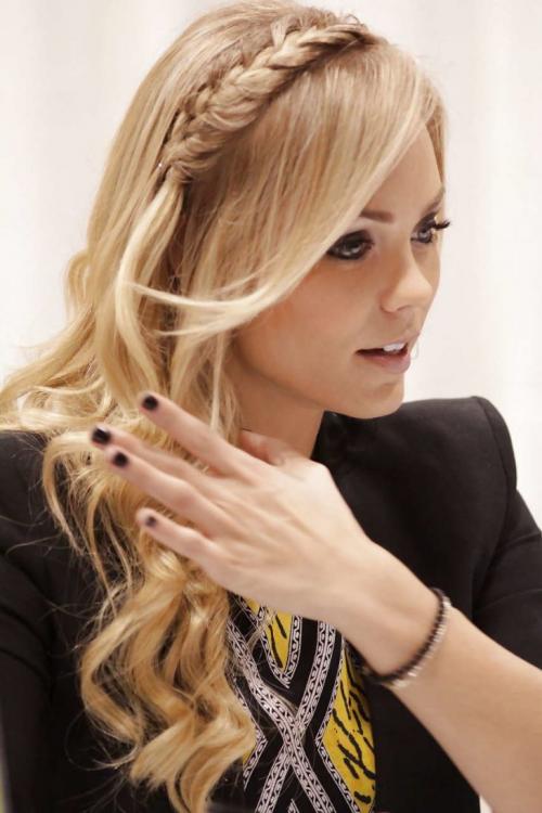 Зачіски на середнє волосся локони. Прически с кудрями: как создать привлекательные локоны и завитки? 77 фото самых стильных идей