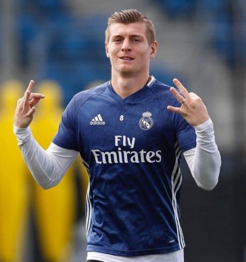 Прическа дибалы 2019 со всех сторон. Лучшие причёски знаменитых футболистов в 2019 году