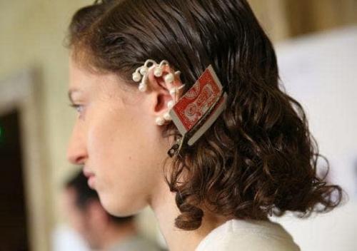 Эффект мокрых волос зачес назад. Гель с эффектом мокрых волос: 5 секретов влажных укладок