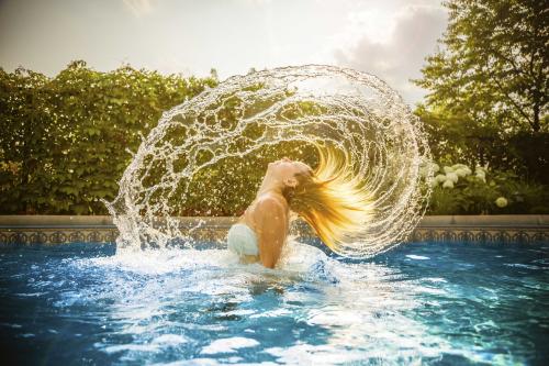 Эффект мокрых волос зачес назад. Гель с эффектом мокрых волос: 5 секретов влажных укладок