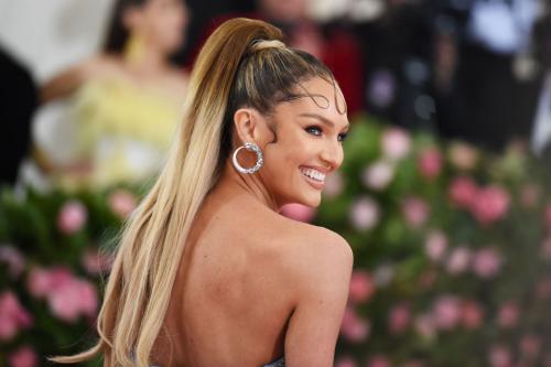 Эффект мокрых волос зачес назад. Гель с эффектом мокрых волос: 5 секретов влажных укладок