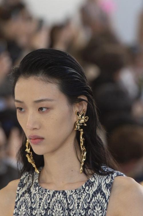 Эффект мокрых волос зачес назад. Гель с эффектом мокрых волос: 5 секретов влажных укладок