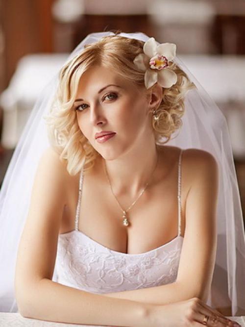 Зачіски на весілля для гостей на середнє волосся. Прически на средние волосы для гостей на свадьбе: укладки для мам, свидетельниц и подруг