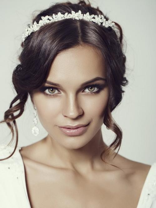 Зачіски на весілля для гостей на середнє волосся. Прически на средние волосы для гостей на свадьбе: укладки для мам, свидетельниц и подруг