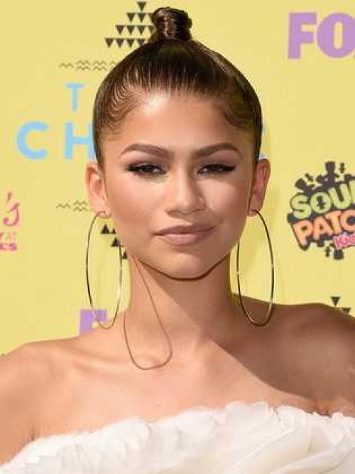 Прическа для девочки гулька. Как сделать прическу-гульку для девочки с короткими волосами 03