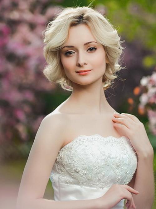 Зачіски на весілля для гостей на середнє волосся. Прически на средние волосы для гостей на свадьбе: укладки для мам, свидетельниц и подруг