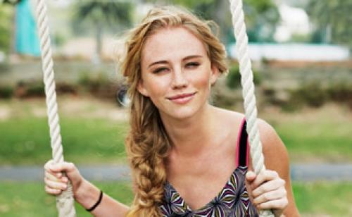 Прически строгие на средние волосы. Красивые прически на средние волосы для женщин 50+ 24