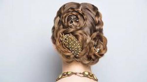 Прически строгие на средние волосы. Красивые прически на средние волосы для женщин 50+ 23