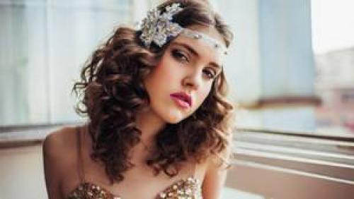 Прически строгие на средние волосы. Красивые прически на средние волосы для женщин 50+ 21