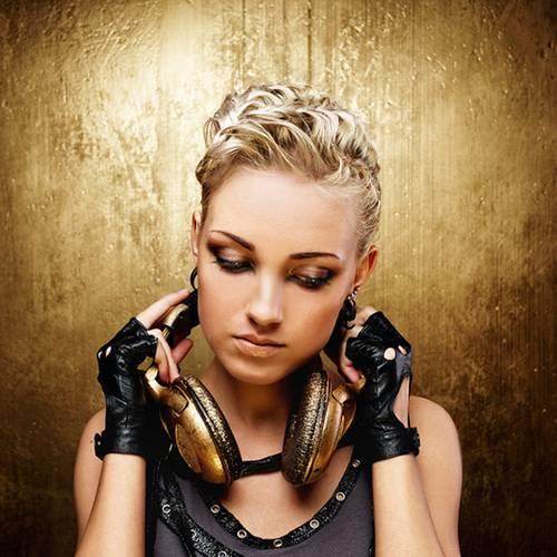 Прически строгие на средние волосы. Красивые прически на средние волосы для женщин 50+ 17