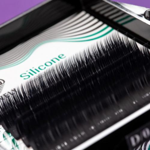 Почему гель-лак слезает пленкой. Почему гель-лак не держится на ногтях?