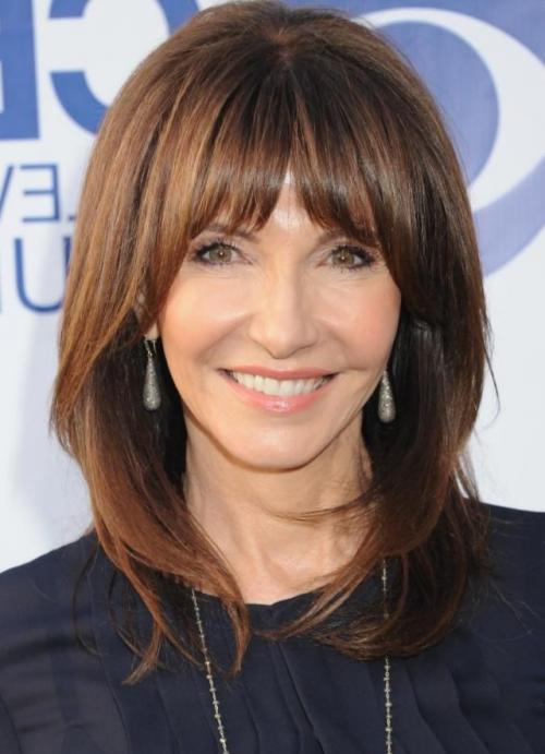 Прически на среднюю длину волос в домашних условиях. Омолаживающие прически для женщин 50 лет на средние волосы