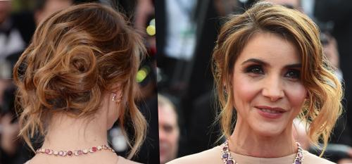 Прически на среднюю длину волос в домашних условиях. Омолаживающие прически для женщин 50 лет на средние волосы