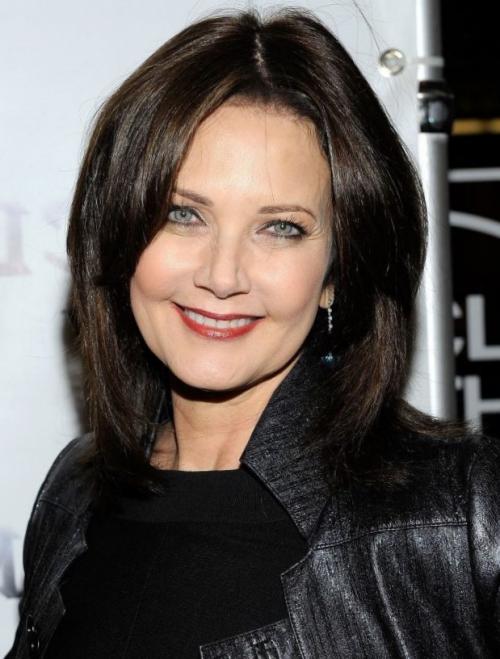 Прически на среднюю длину волос в домашних условиях. Омолаживающие прически для женщин 50 лет на средние волосы