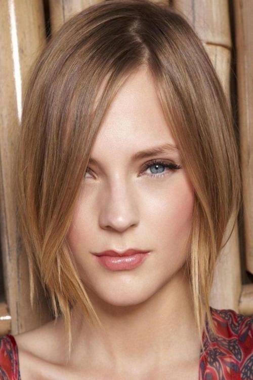 Градуированный боб каре с пышным затылком и удлинением к лицу. Кому подходит удлиненное каре?