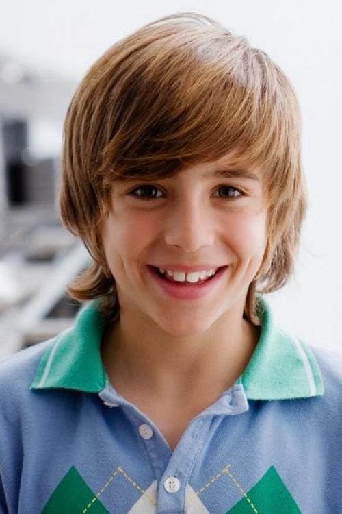 Стрижка мальчика с челкой. Прически для мальчиков с челкой набок