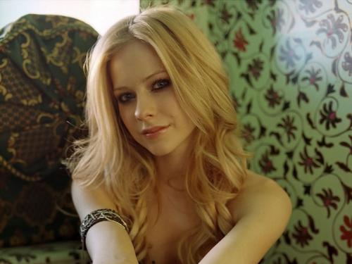 Прически для длинного платья. Красивые прически к длинному платью в пол: фото блондинок и брюнеток