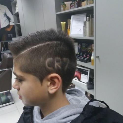 Стрижка мальчика с челкой. Прически для мальчиков с челкой набок
