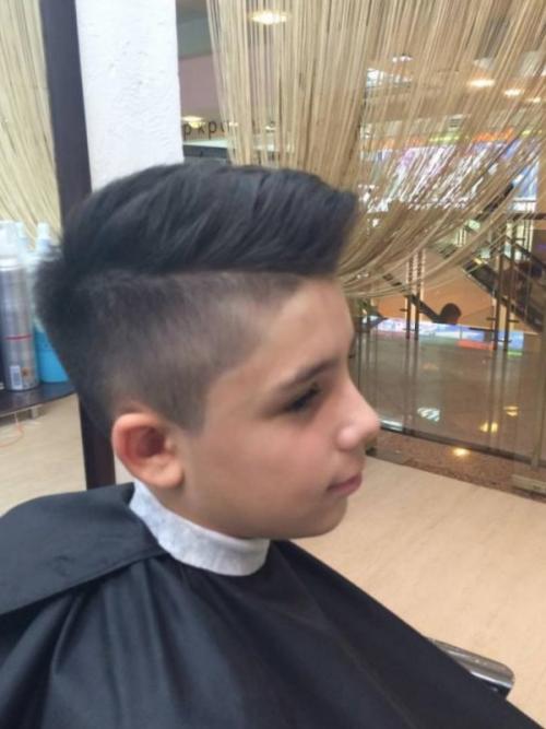 Как подстричь мальчика машинкой с переходом. Как сделать модельную стрижку мальчику в домашних условиях