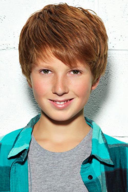 Стрижка мальчика с челкой. Прически для мальчиков с челкой набок