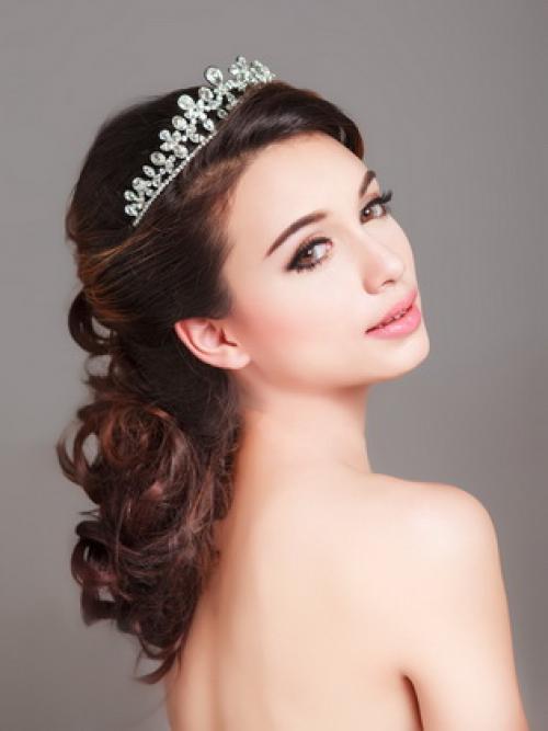 Свадебные прически на средние волосы с диадемой. Свадебные прически с диадемой на средние распущенные волосы