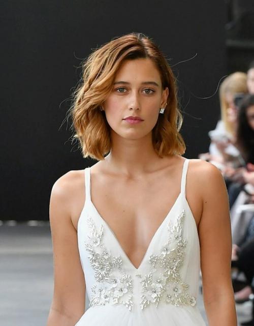 Свадебные прически с челкой 2019. 10 трендовых свадебных причесок 2019 года.