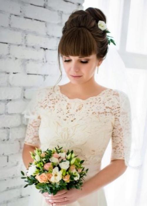 Свадебная укладка с челкой на средние волосы. Свадебные прически с челкой и без челки 17 Свадебная укладка с челкой на средние волосы. Свадебные прически с челкой и без челки 17