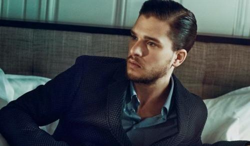 Брюнет мужчина. Популярные парни с щетиной на фото