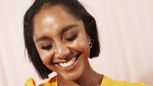 Выйти из черного цвета волос мелированием. Прически на Новый год на короткие волосы: 5 сногсшибательных вариантов