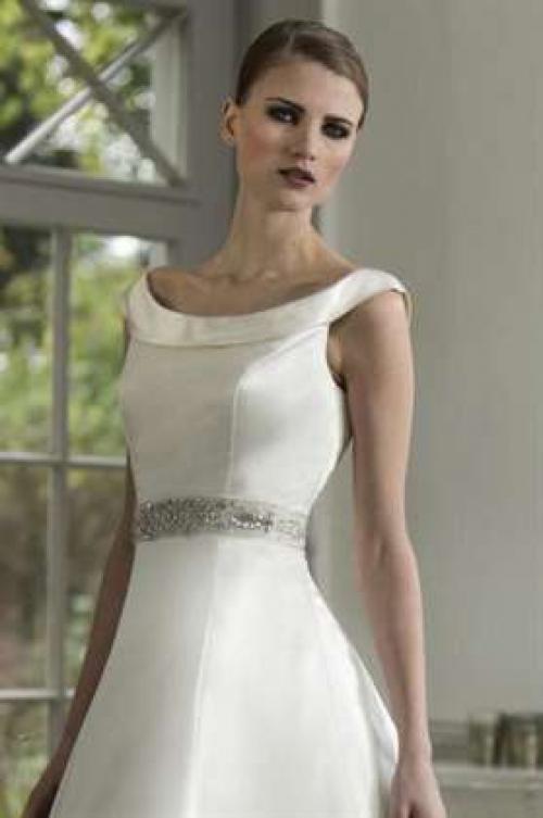 Прическа на длинные волосы к длинному платью в пол. Важные детали образа