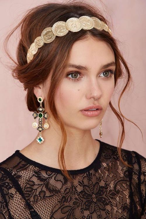 Греческая прическа с распущенными волосами. Кому идут причёски в греческом стиле?