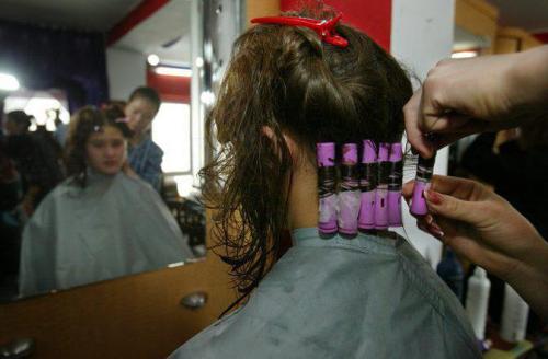 Горизонтальная хим завивка. Вертикальная завивка волос (спиральная) на короткую, длинную и среднюю длинну: как сделать в домашних условиях, технология процедуры в салоне, стоимость, отзывы, фото до и после 12 Горизонтальная хим завивка. Вертикальная завивка волос (спиральная) на короткую, длинную и среднюю длинну: как сделать в домашних условиях, технология процедуры в салоне, стоимость, отзывы, фото до и после 12