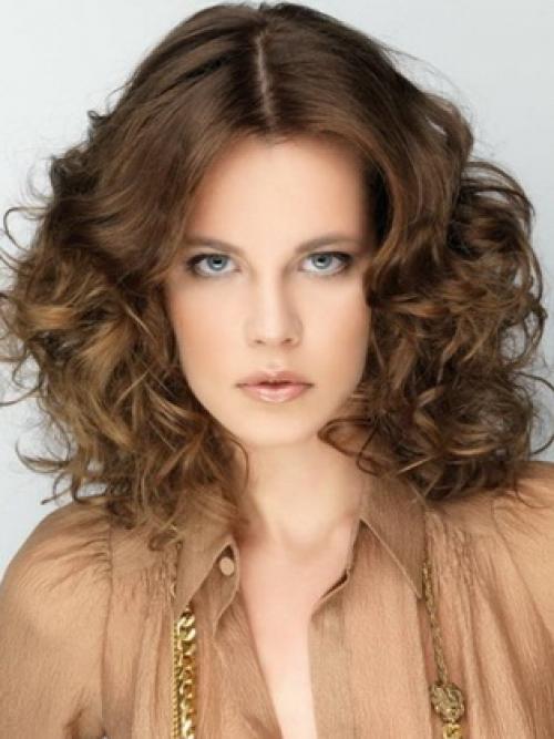 Как уложить пышные волосы. Как сделать прическу на пышные вьющиеся волосы