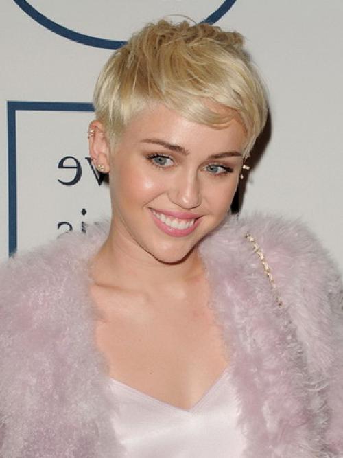 Стрижки для треугольного лица 2019. Примеры стрижек на тонкие волосы для треугольного лица с высоким лбом