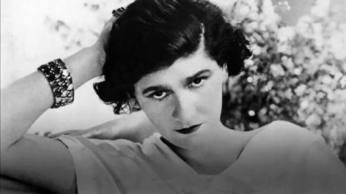 Каре с челкой на короткие волосы. История каре 05