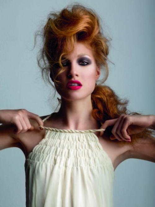 Как уложить пышные волосы. Как сделать прическу на пышные вьющиеся волосы