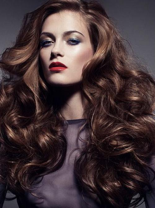 Как уложить пышные волосы. Как сделать прическу на пышные вьющиеся волосы