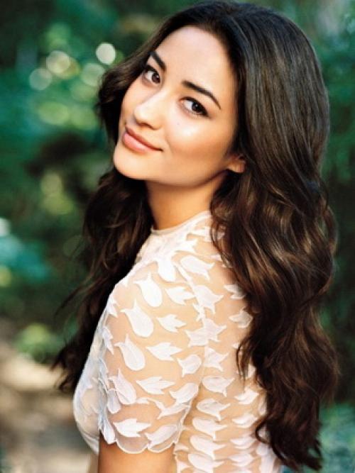 Как уложить пышные волосы. Как сделать прическу на пышные вьющиеся волосы