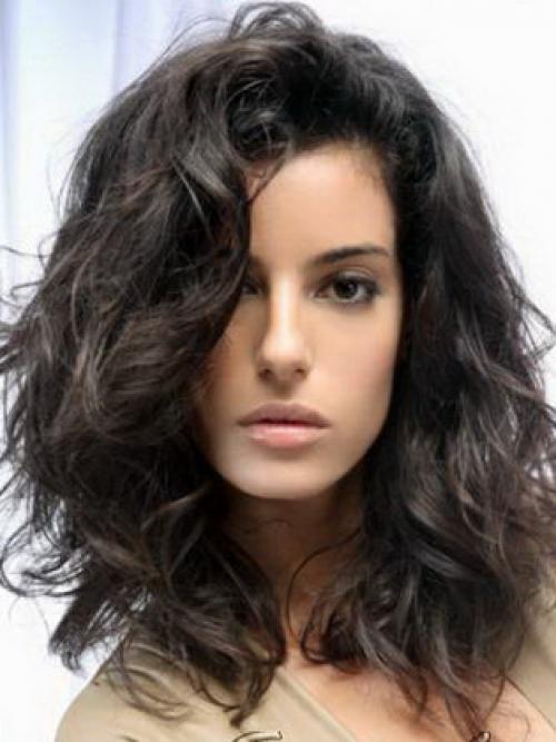 Как уложить пышные волосы. Как сделать прическу на пышные вьющиеся волосы