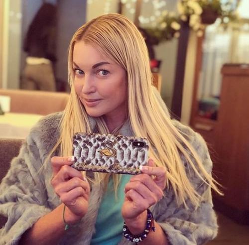 Тонкие и редкие волосы у звезд. Четыре блондинки в российском шоу-бизнесе, у которых тонкие жидкие волосы