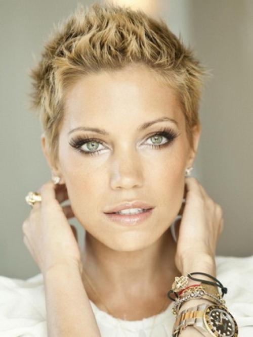 Как уложить прическу ежик. Стрижка с «ежиком» на макушке для девушек